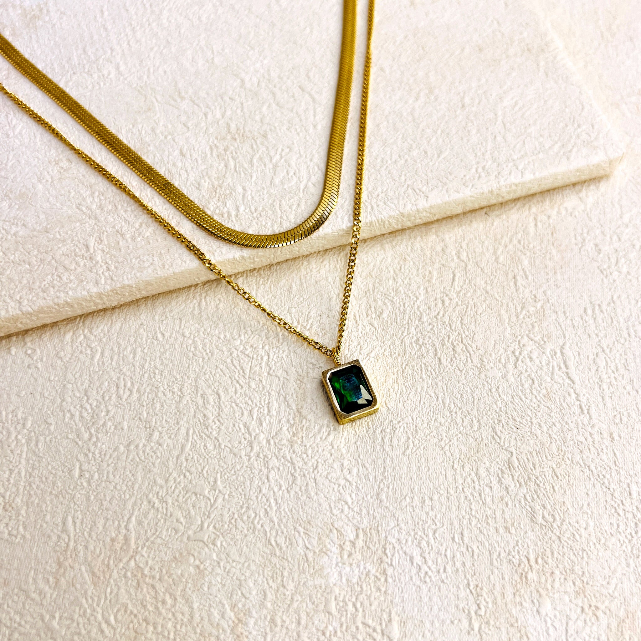 LABYRINTH PENDANT NECKLACE - EMERALD