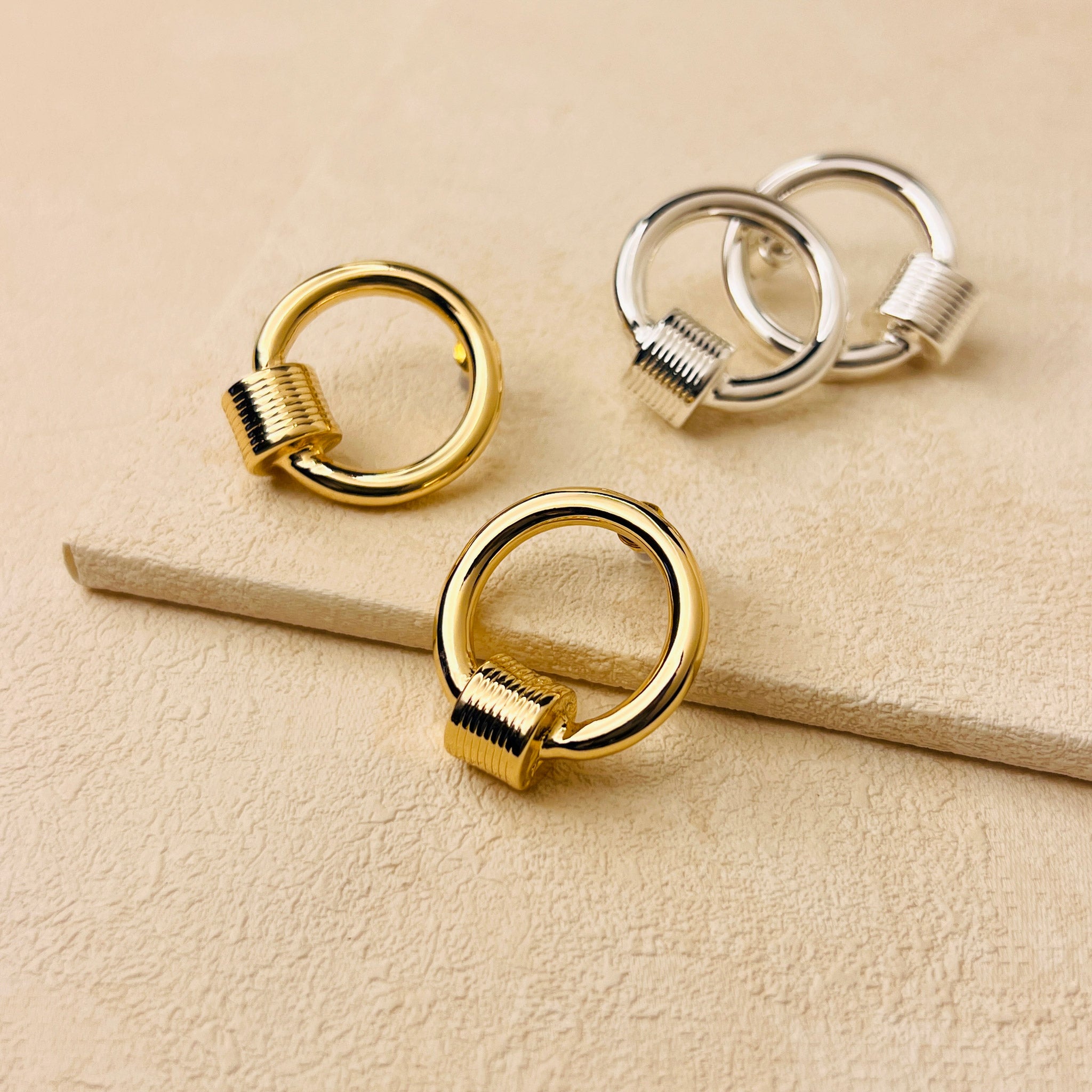 CIRCLE BOLT EARRINGS - GOLD