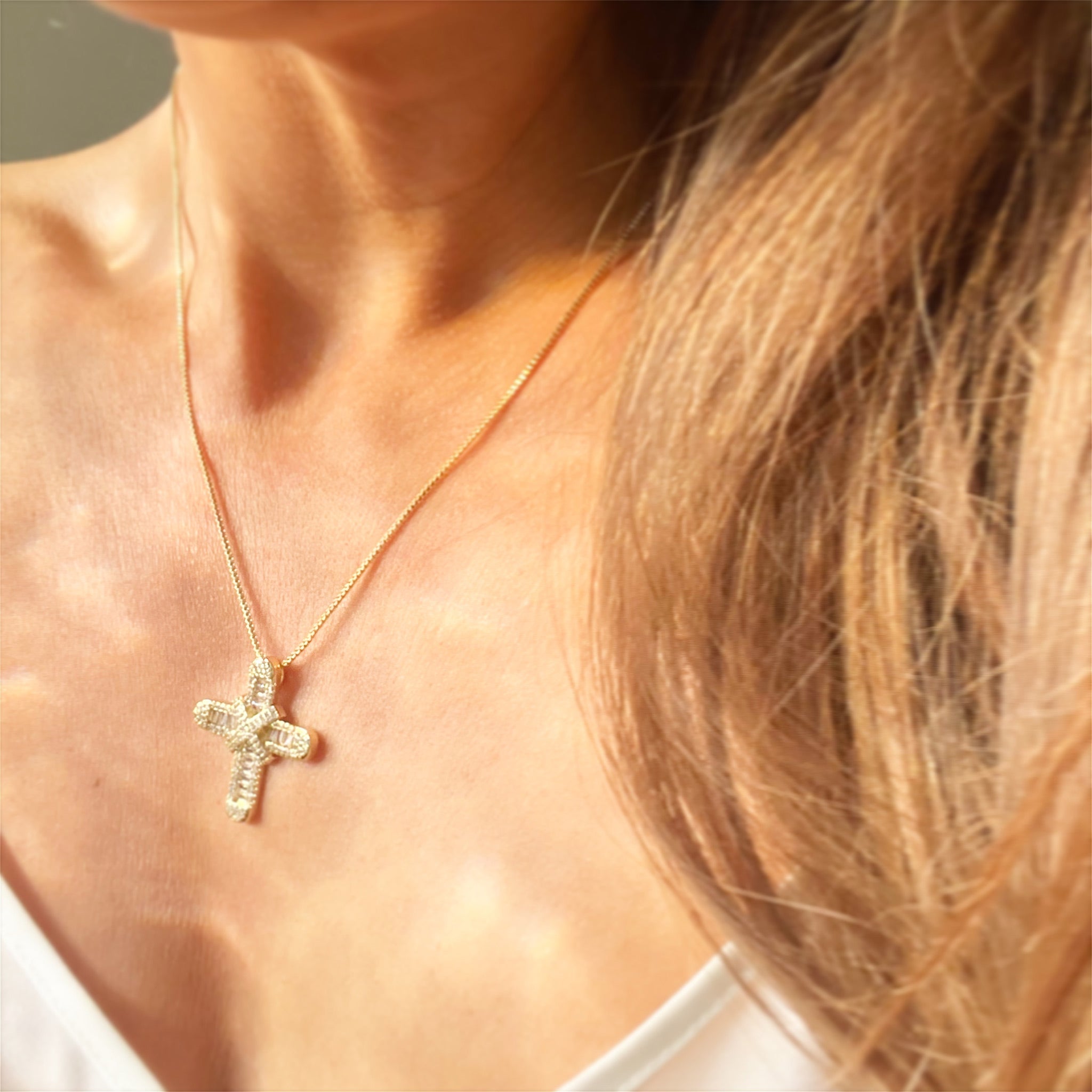 LUXE CROSS NECKLACE - GOLD