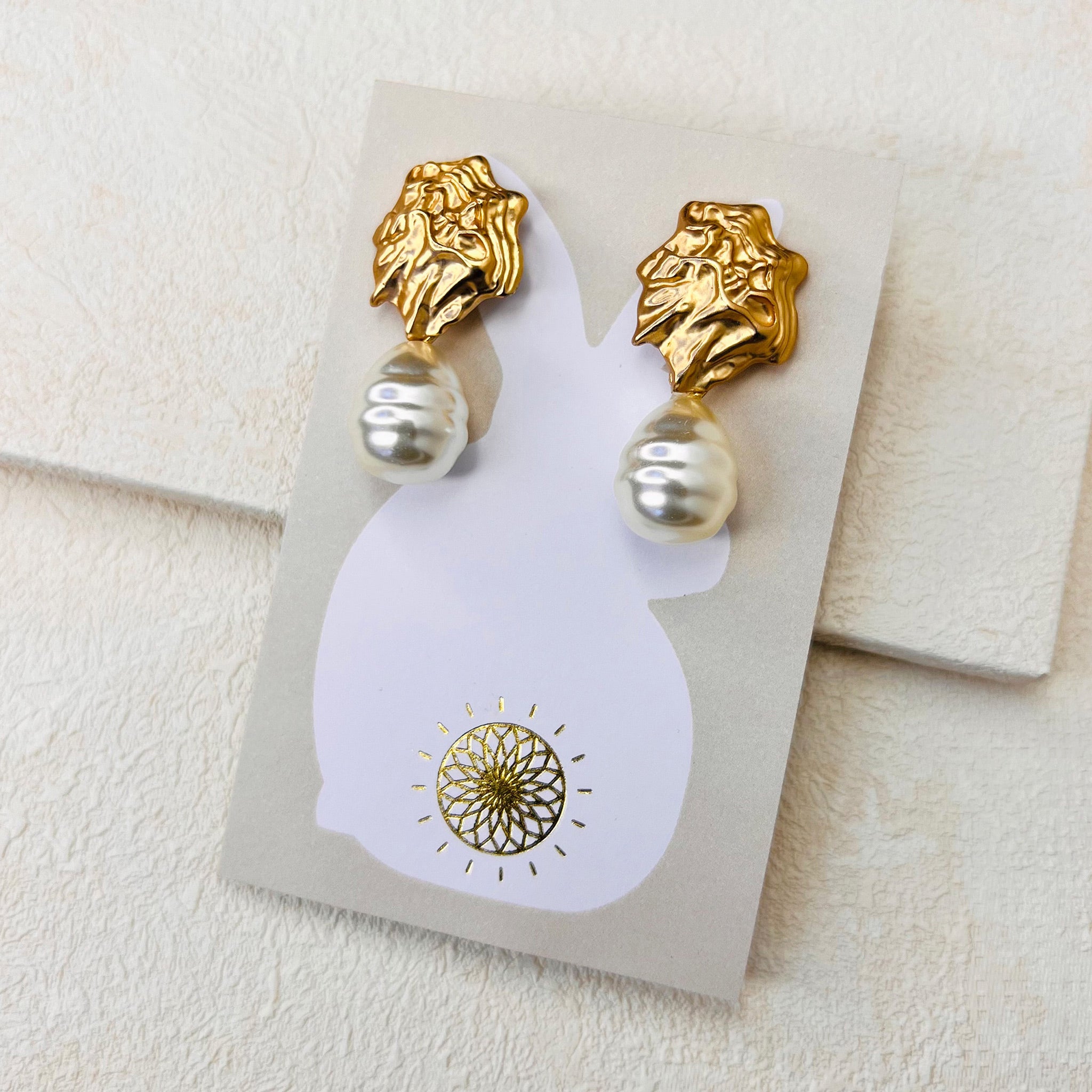 SHELL DROPLET EARRINGS - GOLD