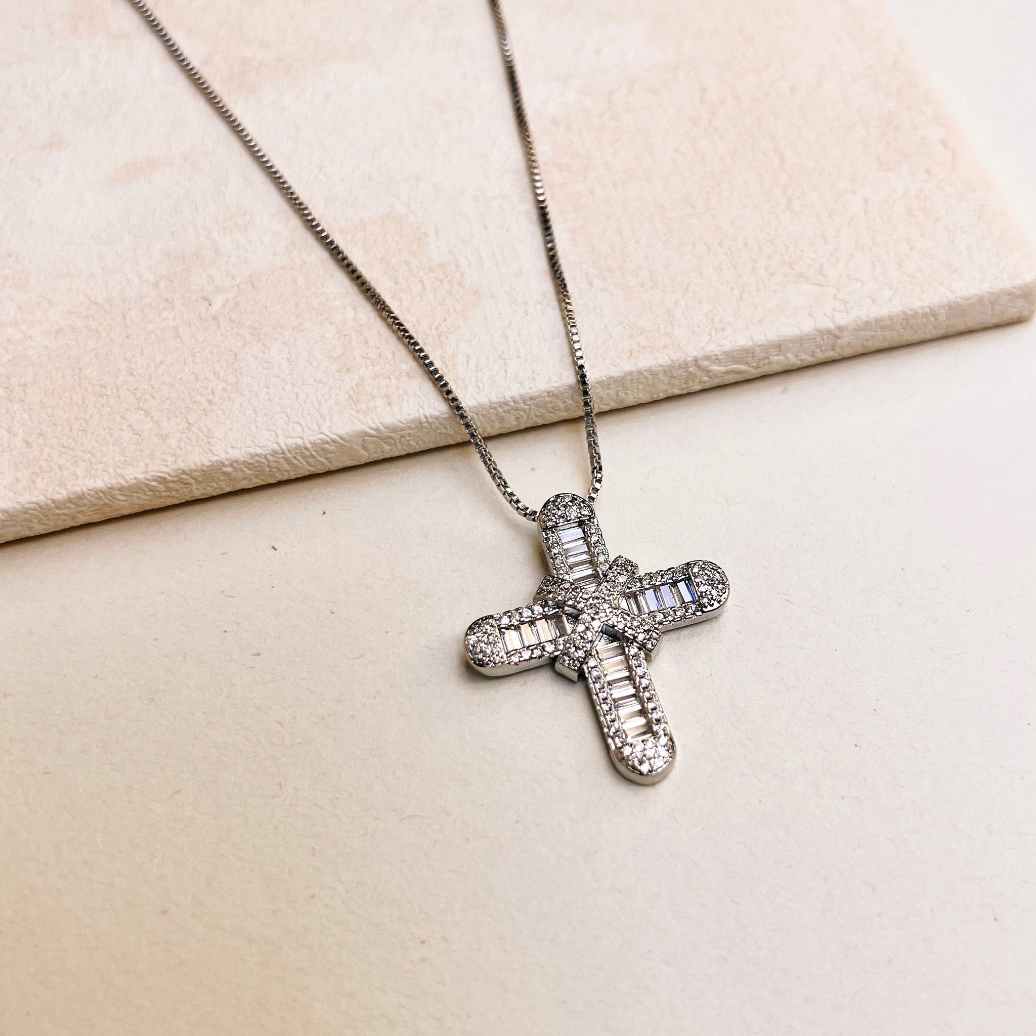 LUXE CROSS NECKLACE - SILVER